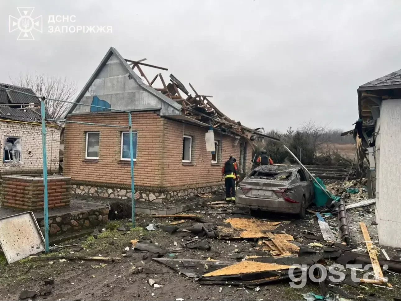 Зруйнований будинок і автомобіль після обстрілів в Україні, рятувальники ліквідують наслідки (01.02.2026).