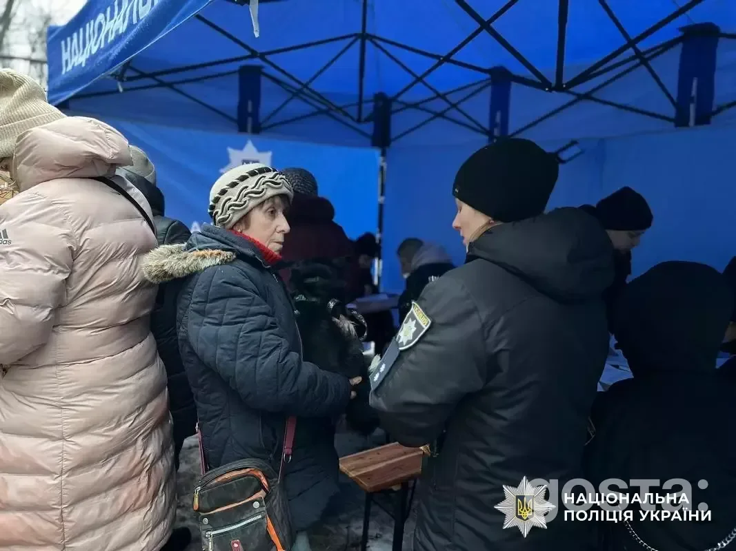 На фото: рятувальники та поліцейські допомагають постраждалим від російської атаки у Дніпрі 07.01.2026.