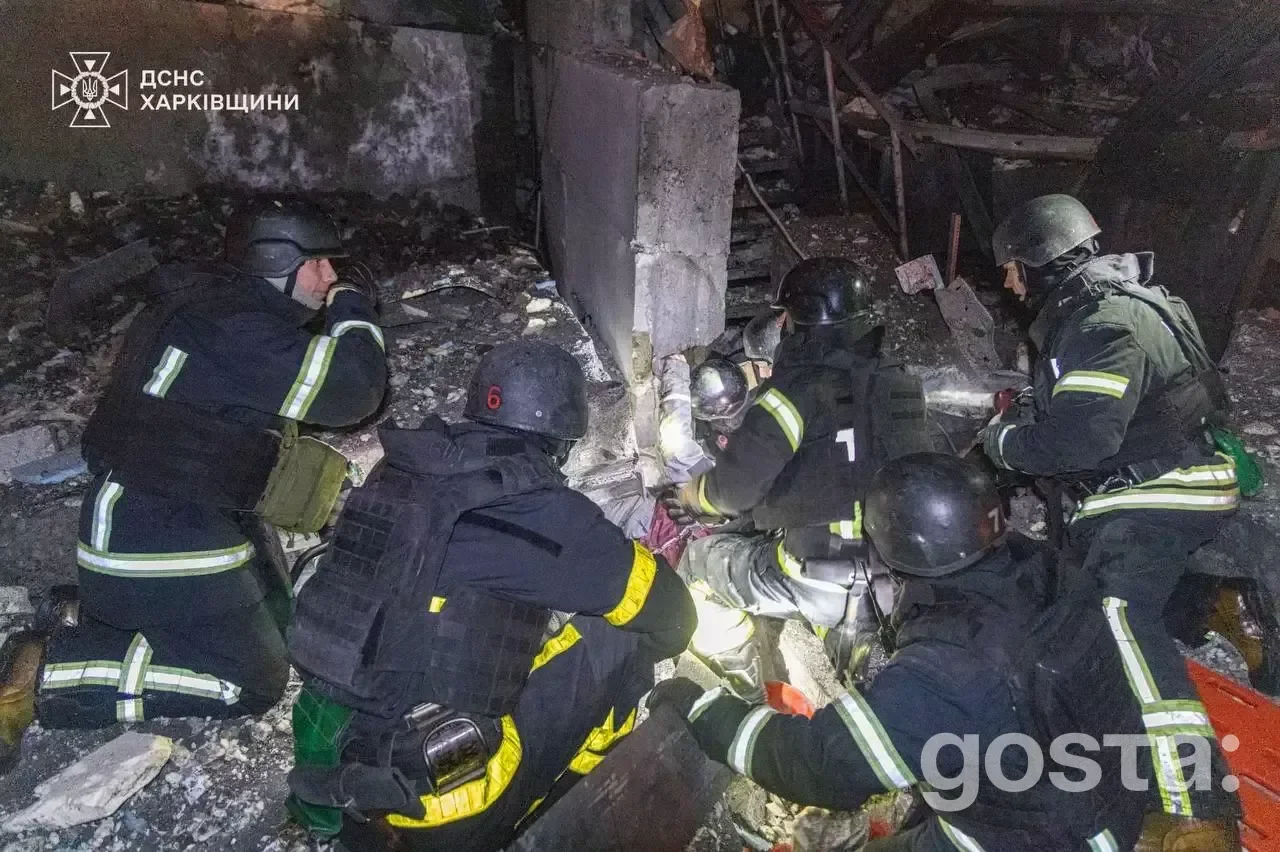 Рятувальники працюють на місці обстрілу в Харківській області, руйнування цивільної інфраструктури, 2026 рік.