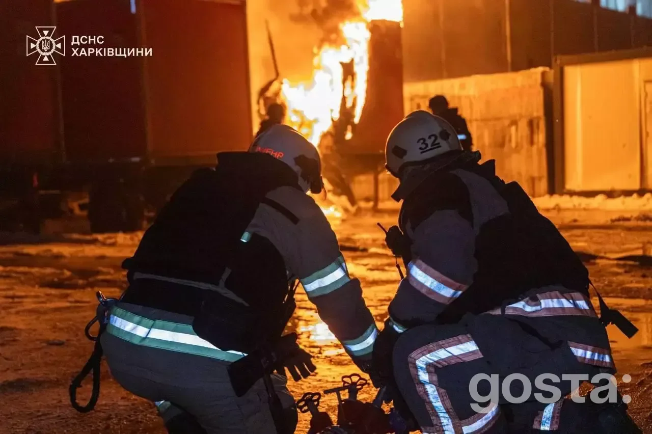 Пожежники вночі приборкують вогонь після обстрілів цивільної інфраструктури, Україна, січень 2026 року.