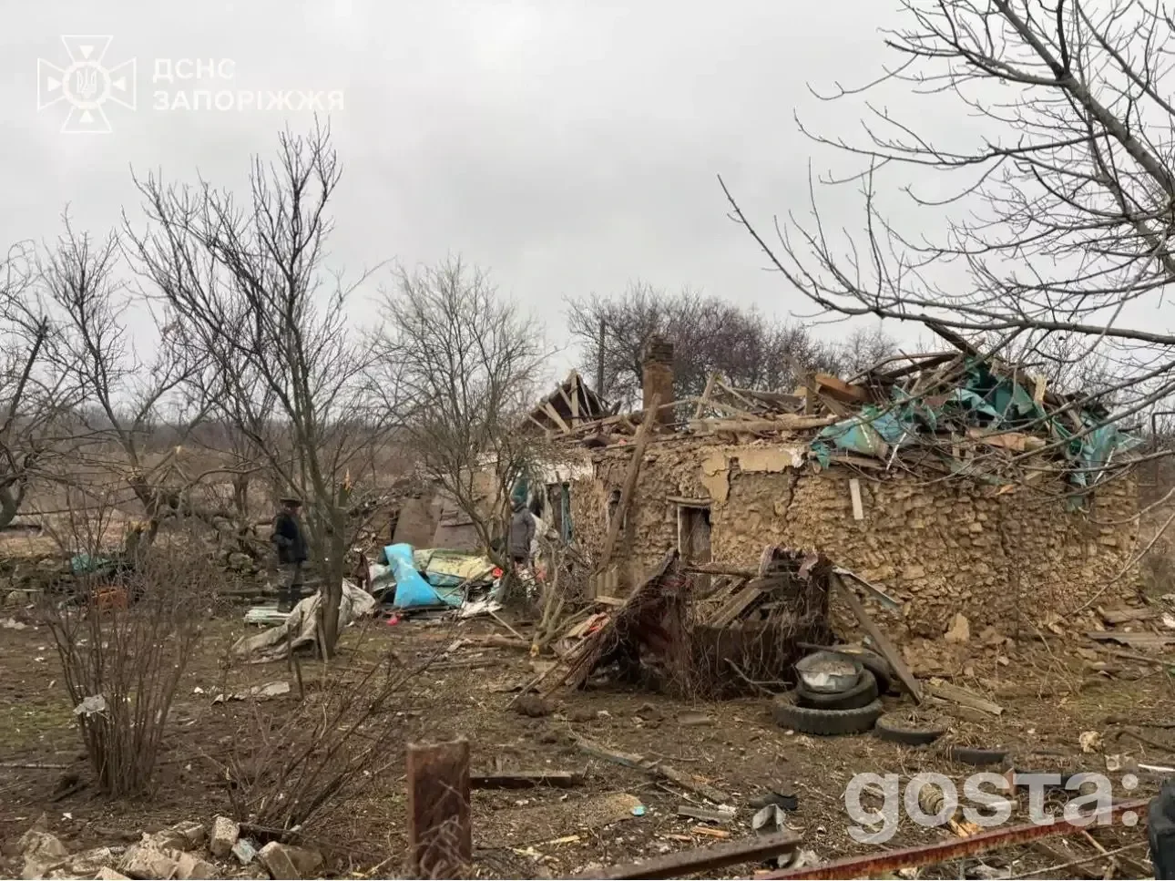 Зруйнований будинок внаслідок обстрілів у Запоріжжі, тривають ремонти критичної інфраструктури України, лютий 2026.