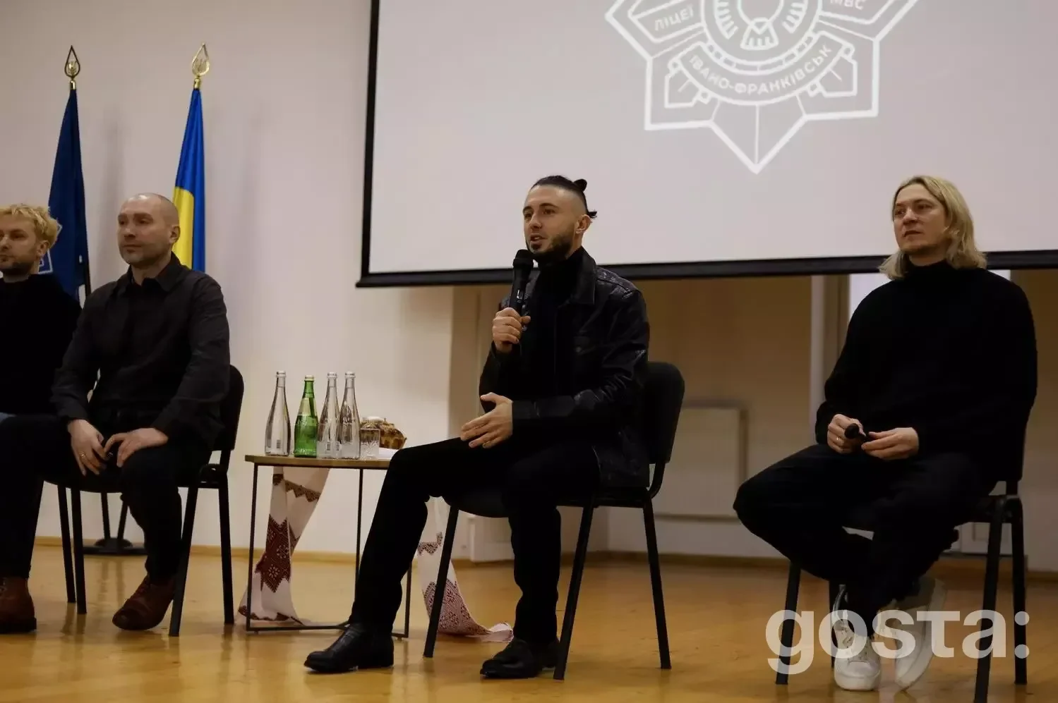 На зображенні: учасники гурту «Антитіла» та ліцеїсти МВС під час зустрічі в Івано-Франківську, 2026 рік.