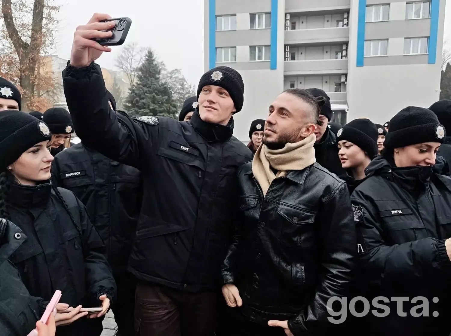 Ліцеїсти МВС роблять селфі з учасником гурту «Антитіла» під час зустрічі в Івано-Франківську, лютий 2026.