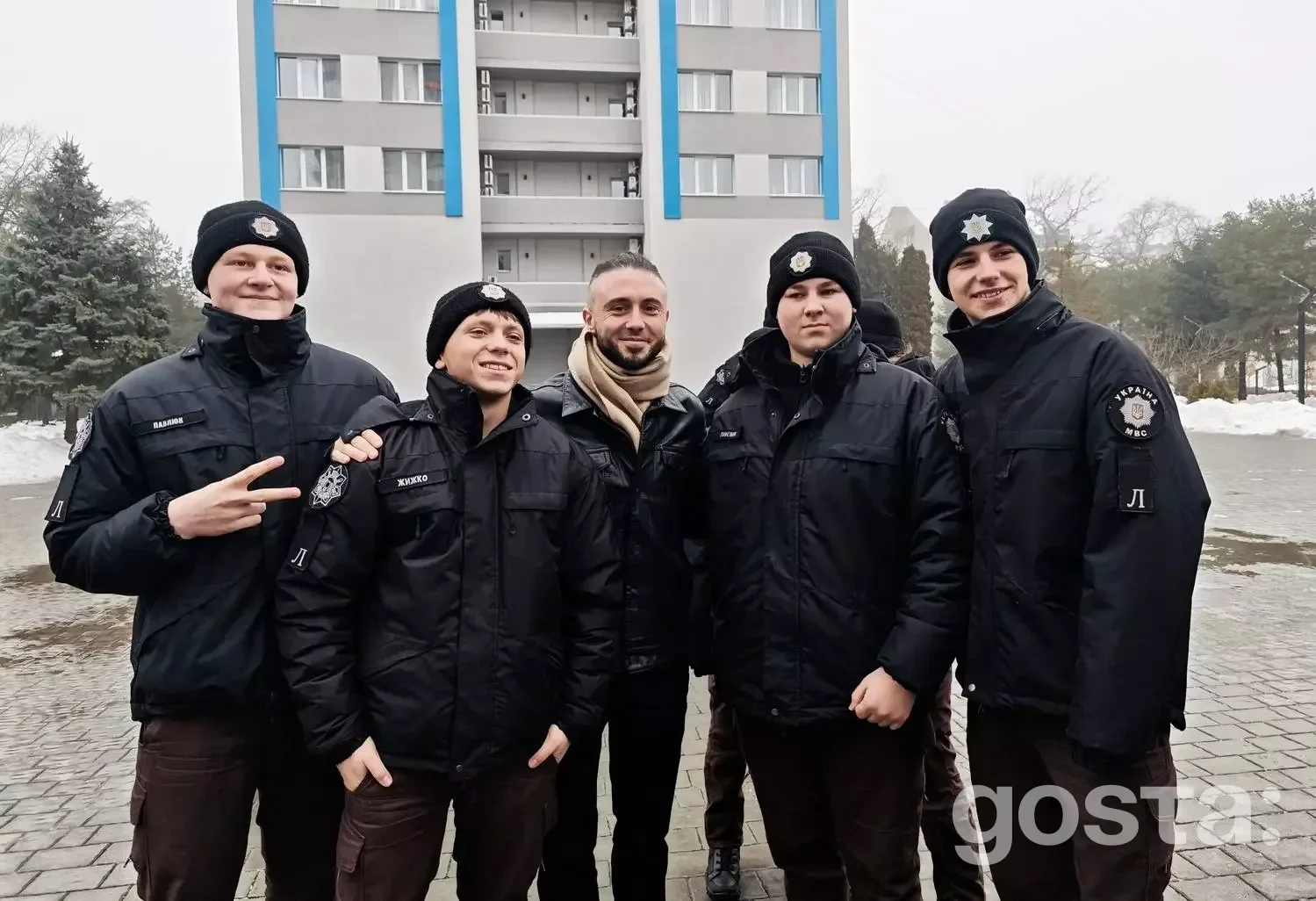 Музиканти з гурту «Антитіла» та ліцеїсти на зустрічі в Івано-Франківському ліцеї МВС, лютий 2026.