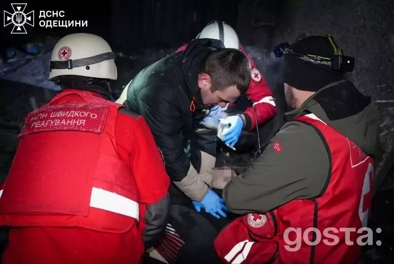 Рятувальники надають допомогу постраждалим під час масованих обстрілів в Україні, нічна операція, 2026.