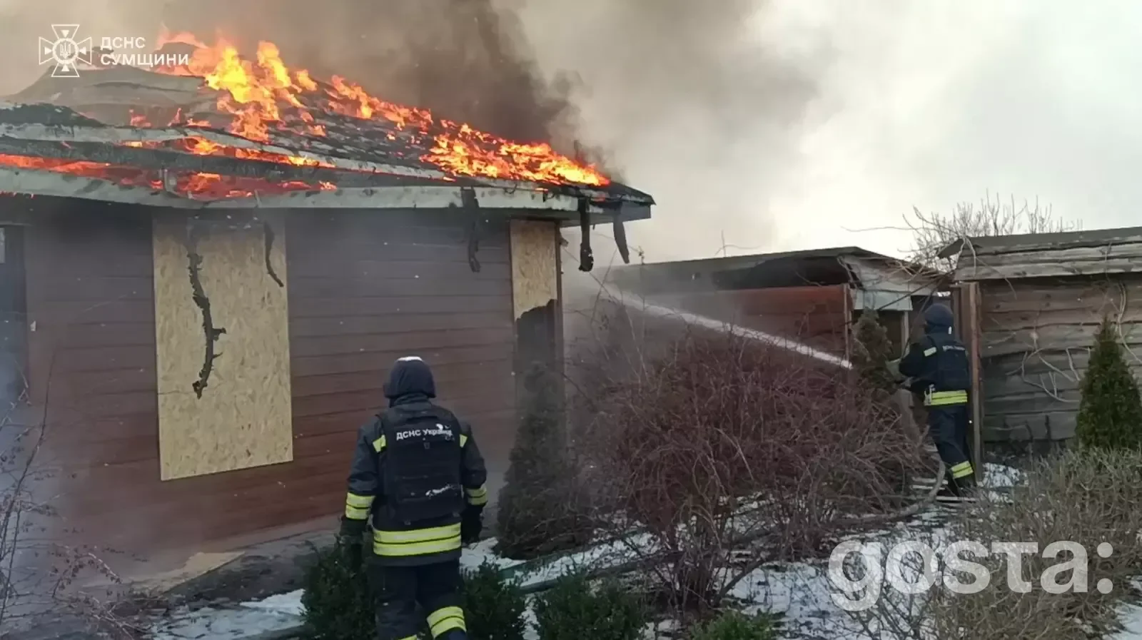 Пожежники гасять вогонь у палаючій будівлі після обстрілів у прифронтовому регіоні України, 25 січня 2026 року.