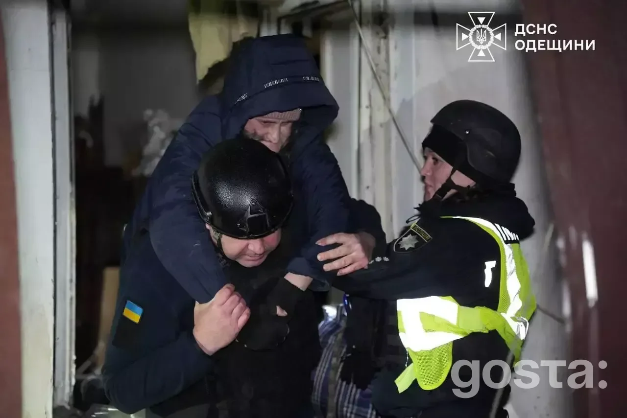 Рятувальники ДСНС допомагають евакуювати постраждалих в результаті атаки дронами в Одесі, 27.01.2026.