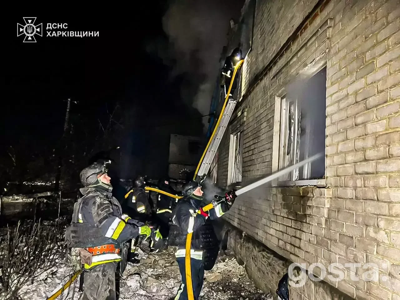 Рятувальники ліквідовують пожежу у Харкові після ворожих обстрілів, наслідки атаки 4 січня 2026 року.