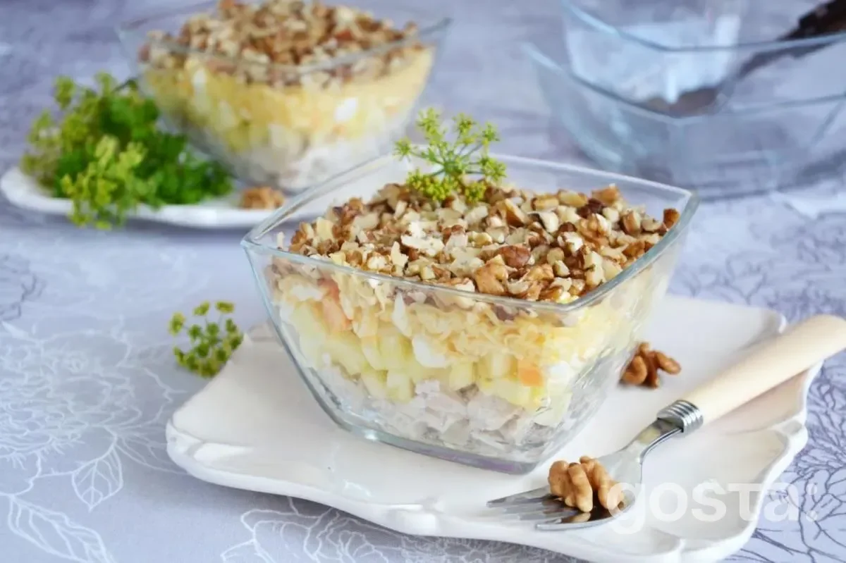 Салат з ананасом і куркою
