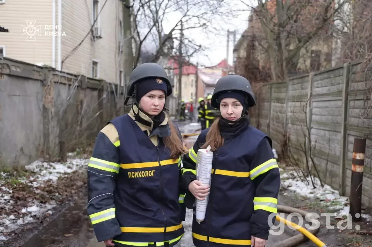 Рятувальники ДСНС України працюють на місці атаки, документуючи наслідки руйнувань після російських обстрілів.