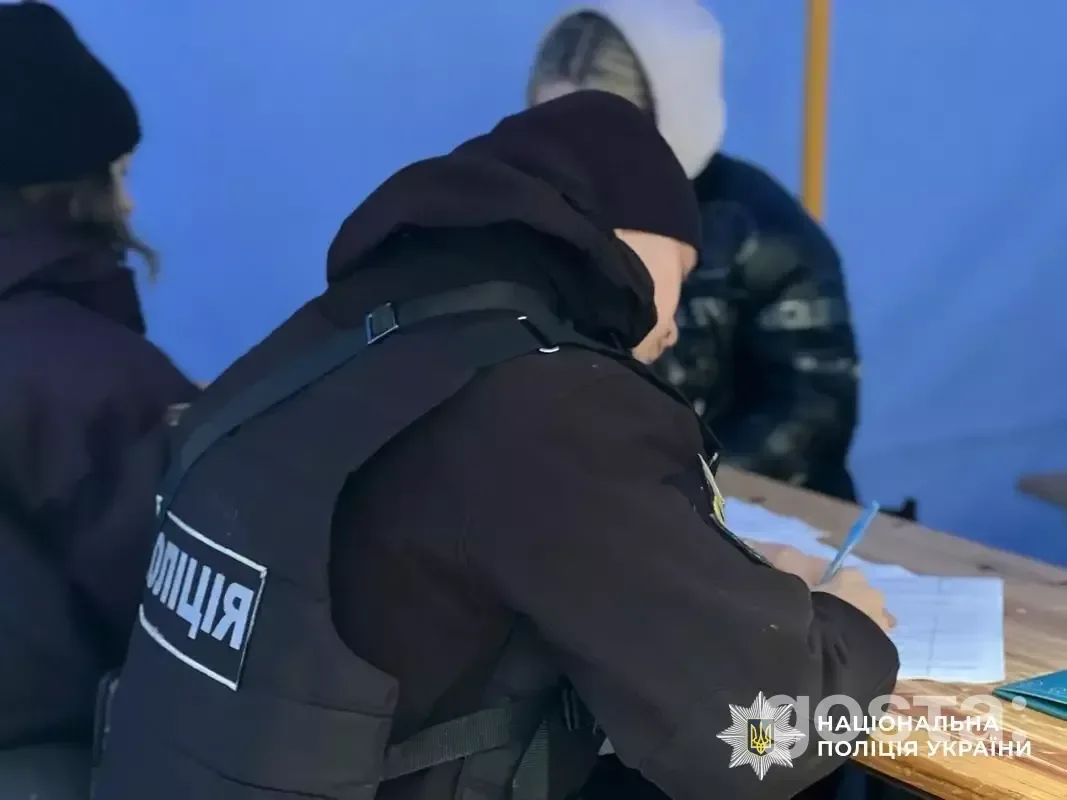 Військові та рятувальники надають допомогу постраждалим у Дніпрі після ворожої атаки. Семеро постраждалих, у тому числі