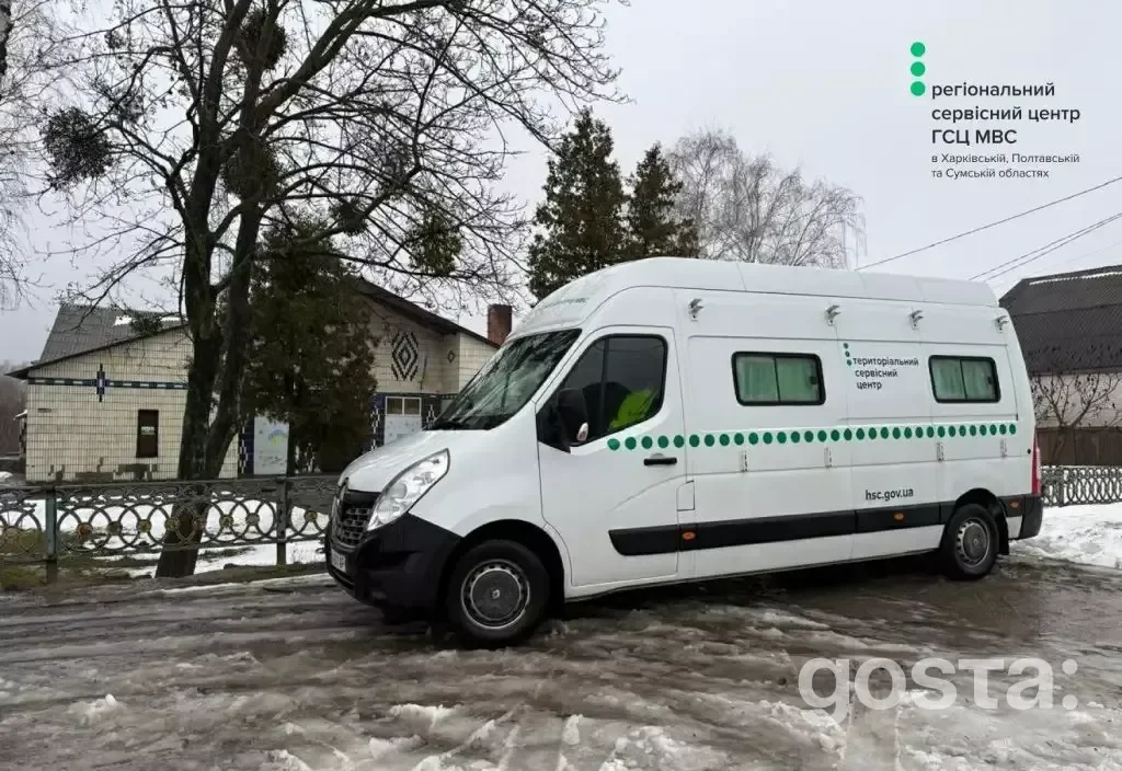 Мобільний сервісний центр МВС надає допомогу постраждалим у Києві після обстрілів. Оперативна допомога громадянам.