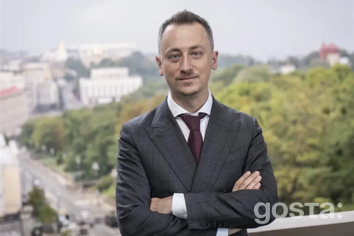 Міністр економіки Олексій Соболев обговорює експорт і аграрну політику України на фоні міського пейзажу.