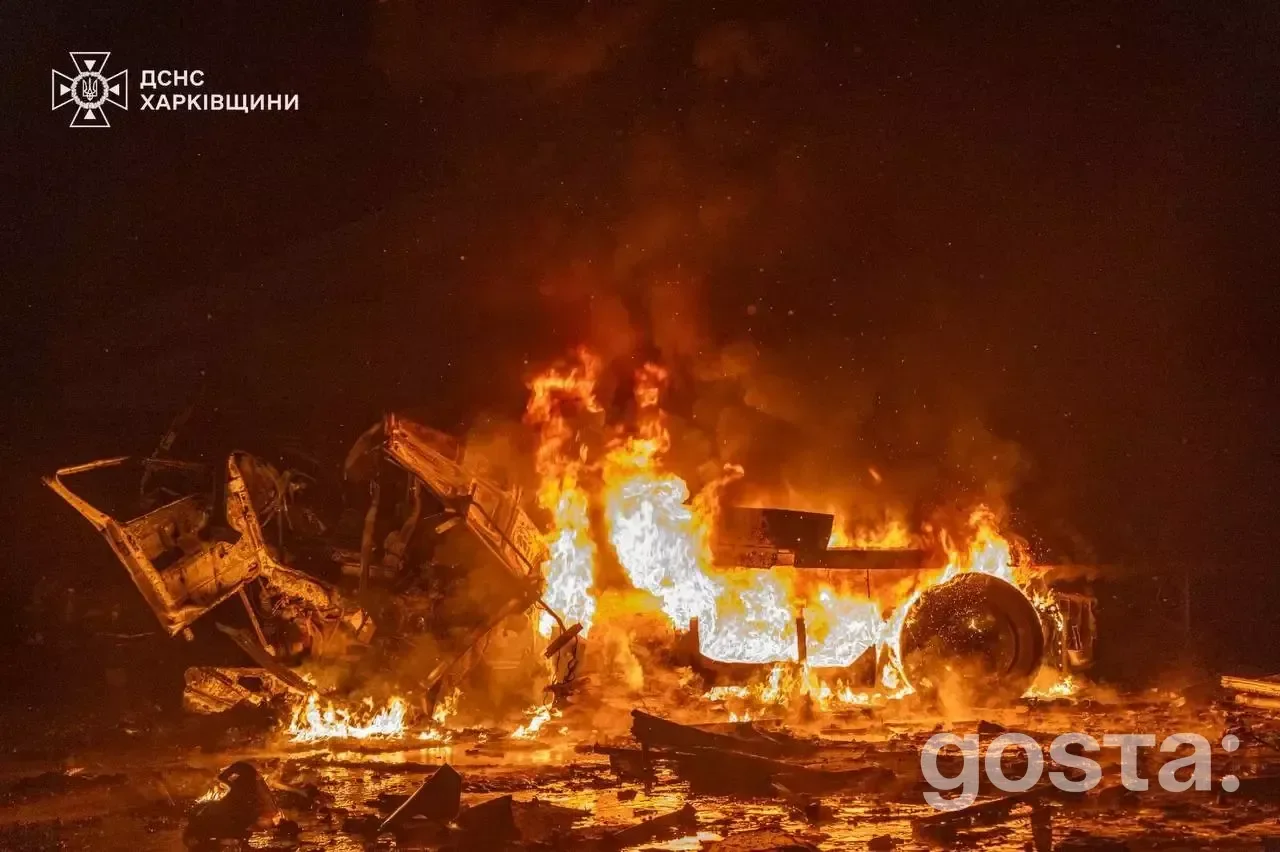 Пожежа після обстрілу на Харківщині: зруйнований транспортний засіб охоплений вогнем, нічна сцена.