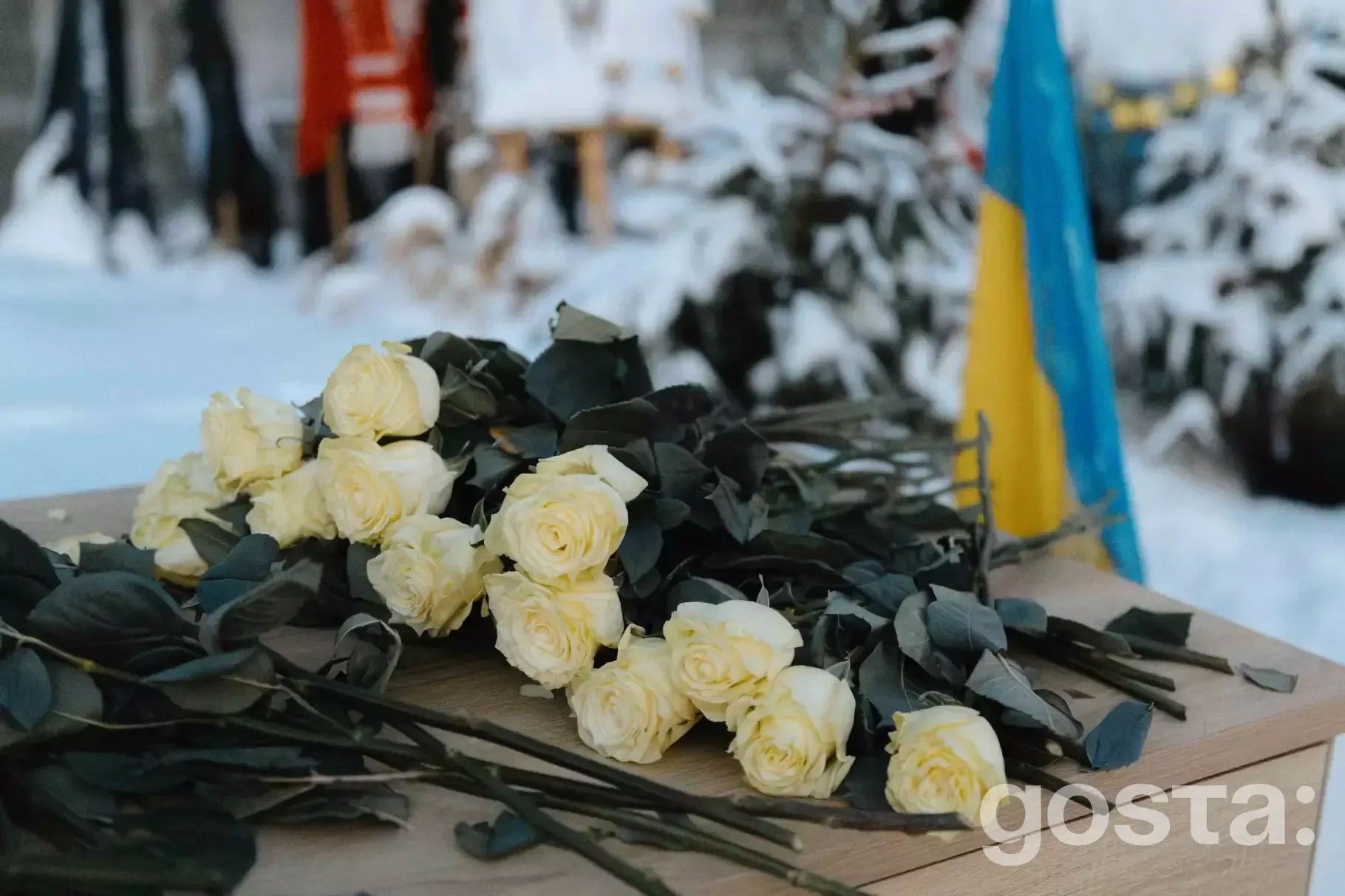 Білі троянди та прапор України під час вшанування пам’яті загиблих у авіакатастрофі в Броварах на третю річницю трагедії