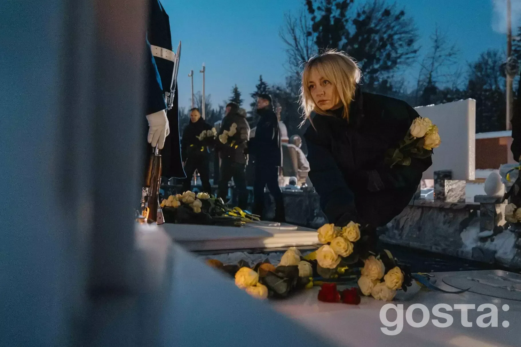 На Байковому кладовищі вшанували пам’ять загиблих в авіакатастрофі МВС у Броварах, поклали квіти, хвилина мовчання.