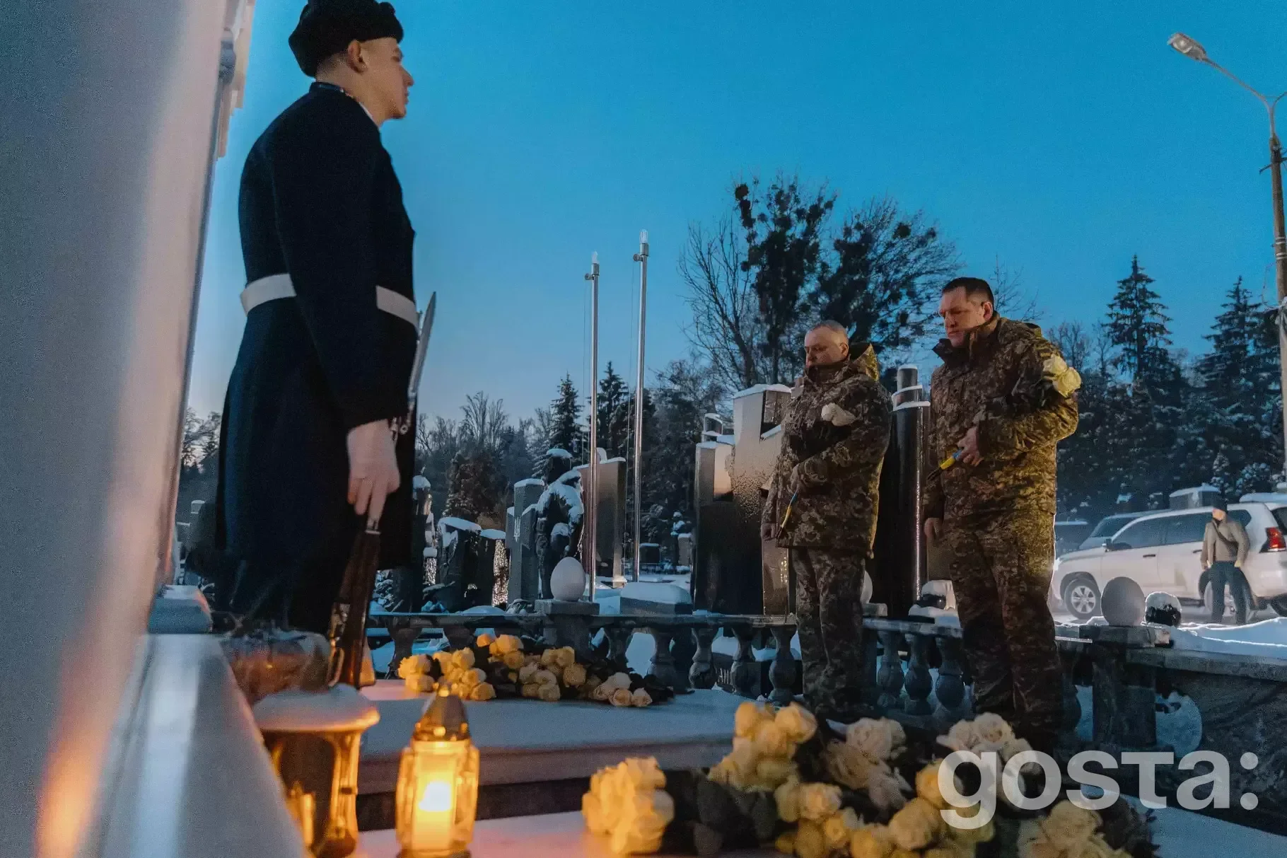 На фото церемонія вшанування пам'яті загиблих в авіакатастрофі в Броварах на Байковому кладовищі, присутні військові.