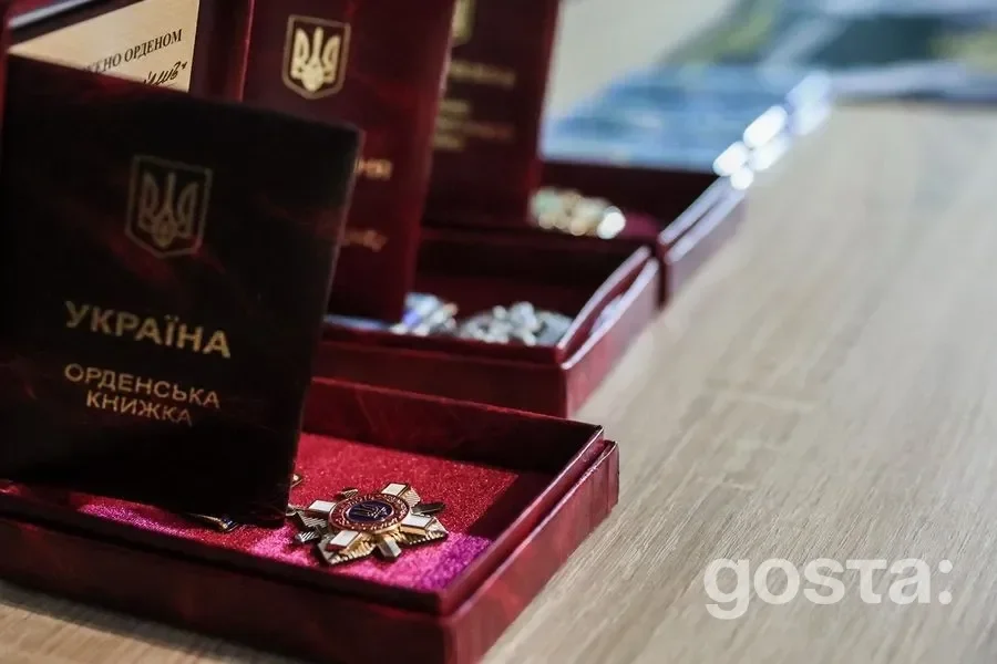 Нагороди Національної гвардії України лежать у відкритих футлярах на столі.