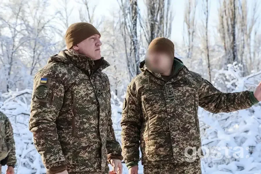 Командувач НГУ інспектує безпеку та оборону Чорнобильської АЕС взимку.