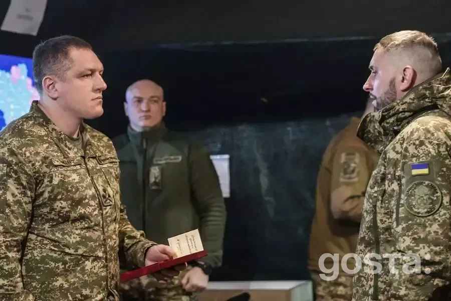 Командувач НГУ Олександр Півненко перевіряє оборону Чорнобильської АЕС; військові в камуфляжі обговорюють стратегію.