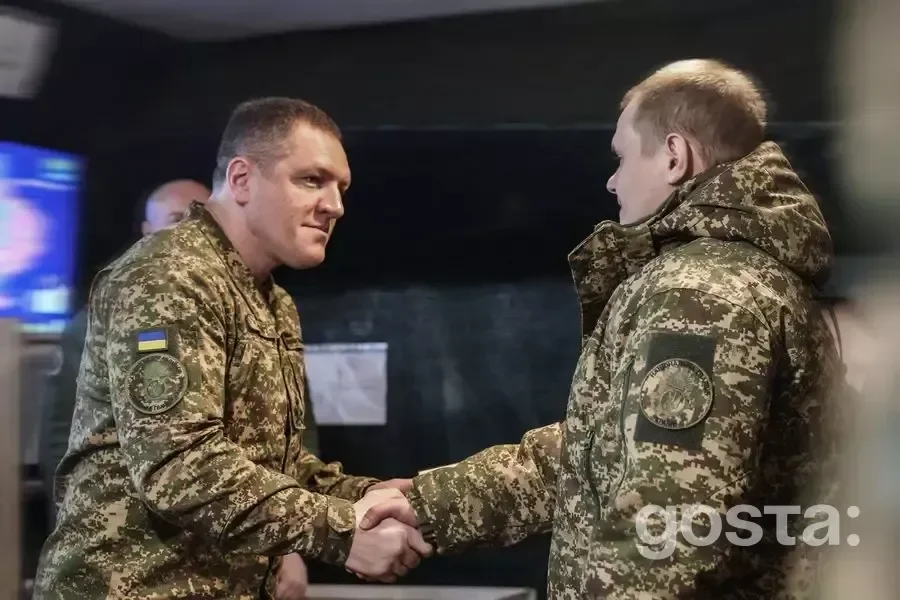 На фото: двоє військових у камуфляжі обмінюються рукостисканням під час перевірки оборони Чорнобильської АЕС.