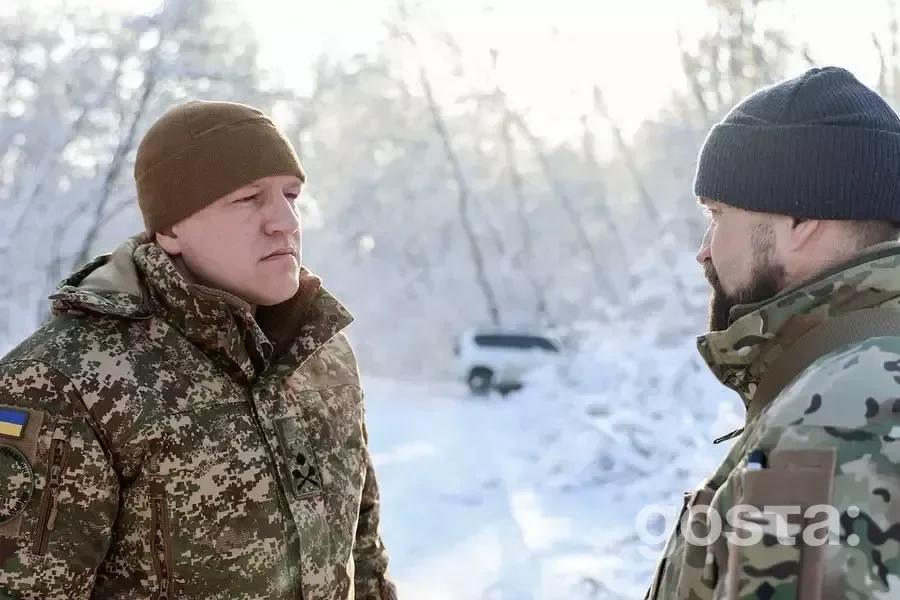 Командувач НГУ перевіряє охорону Чорнобильської АЕС; зимовий ліс, військові в камуфляжі.