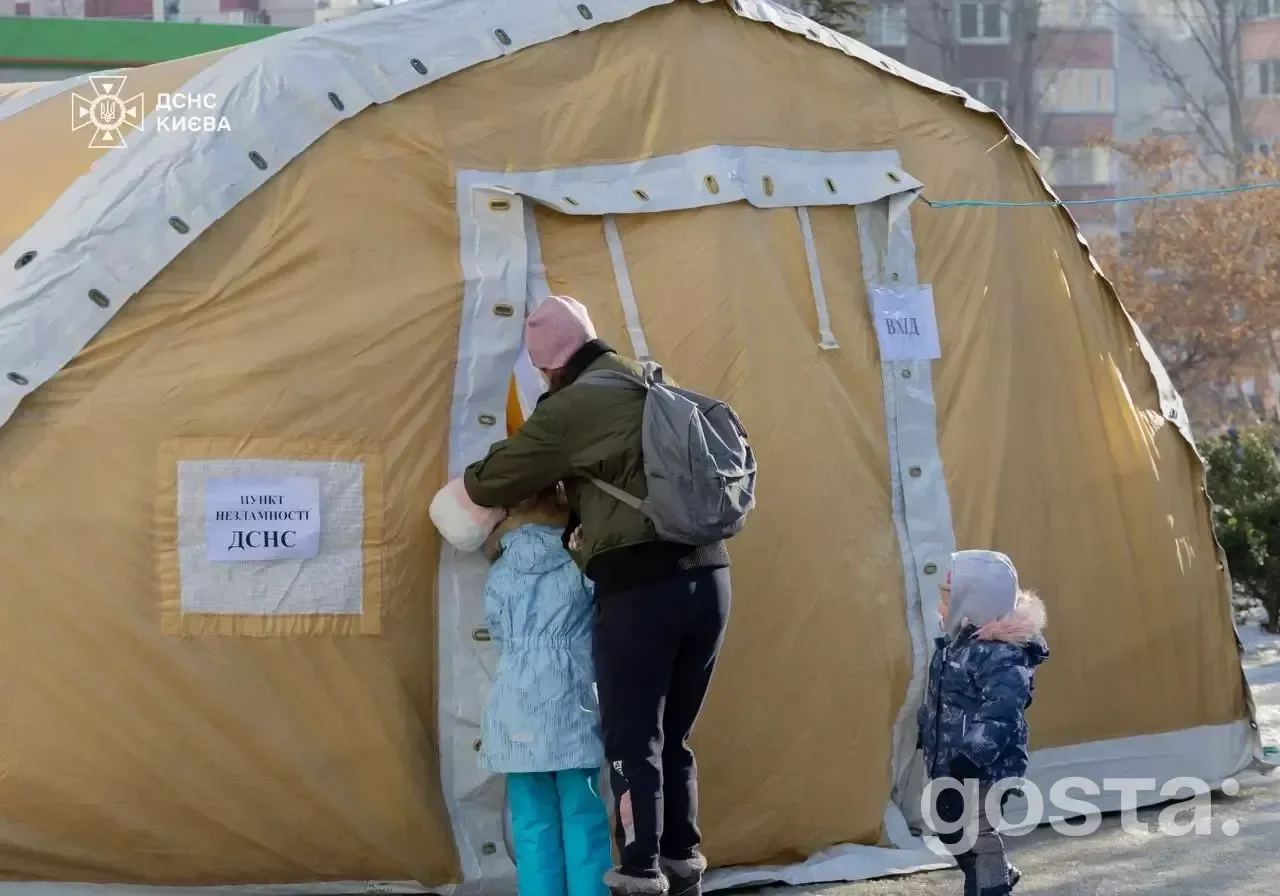 Люди біля намету ДСНС України в Києві, пункту незламності, де надається допомога під час кризи комунальних послуг.