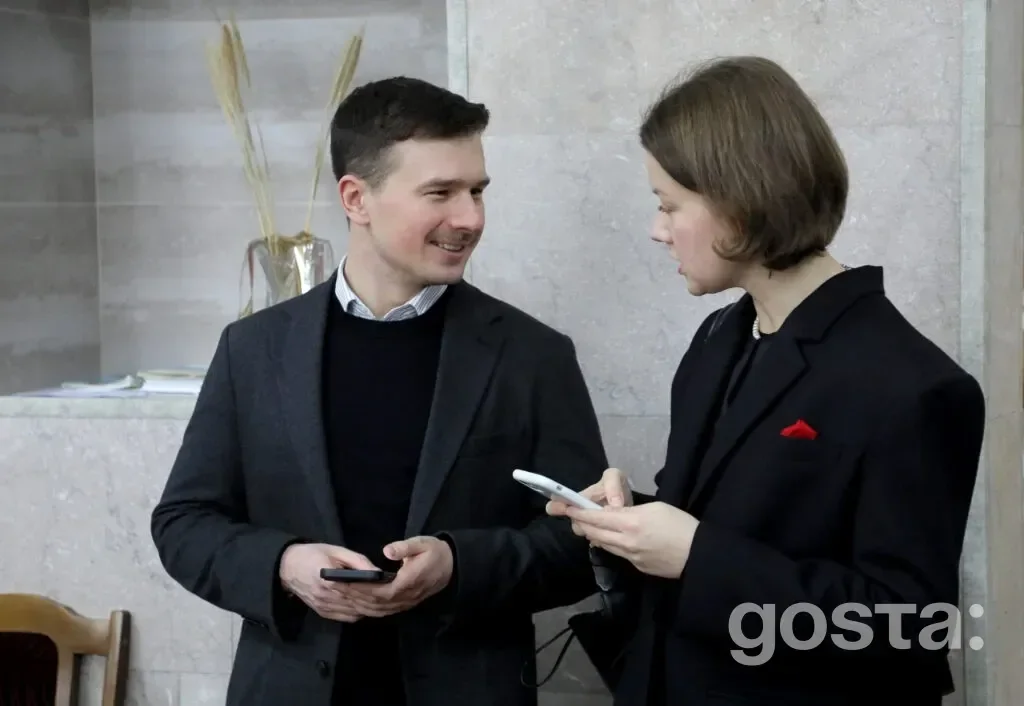 На фото двоє людей обговорюють питання культури під час зустрічі Мінкульту та профспілок у Києві.