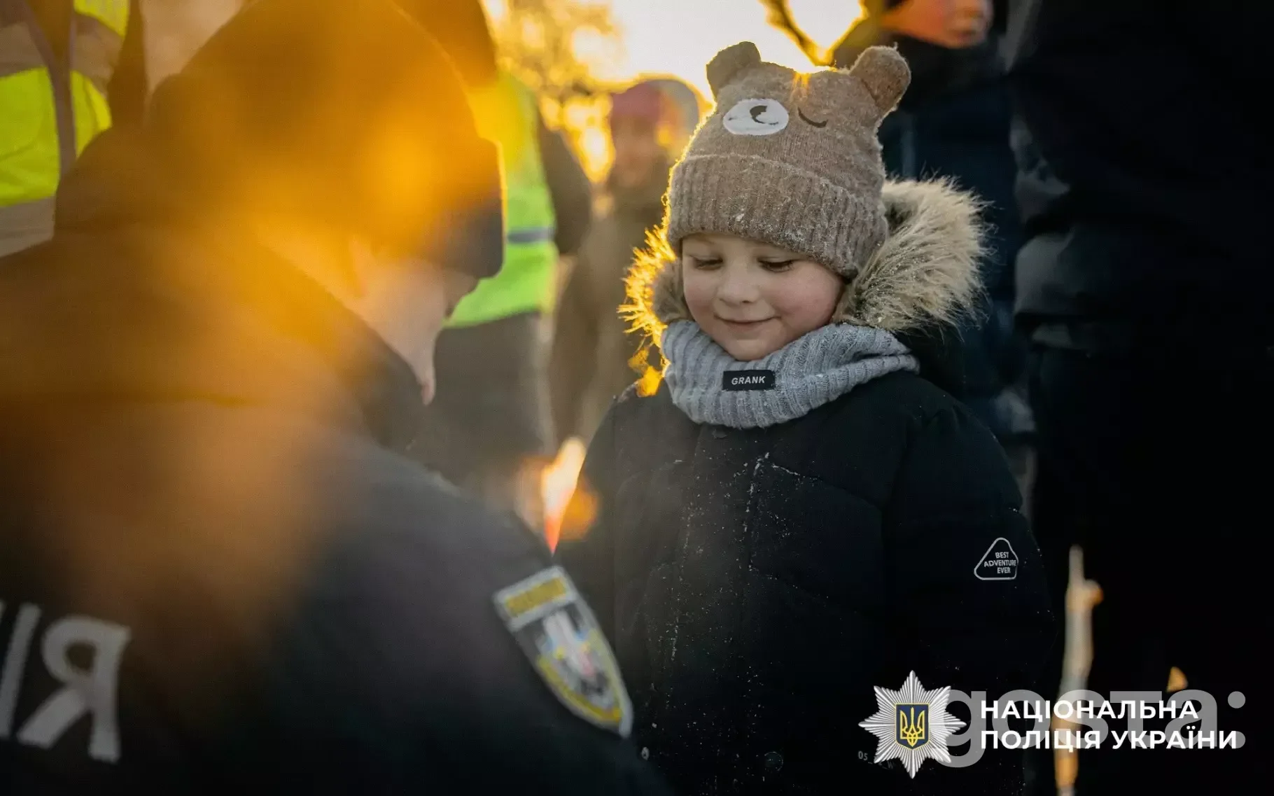 Ювенальні поліцейські роздають дітям світловідбивальні елементи для безпеки на дорогах у зимовий час.