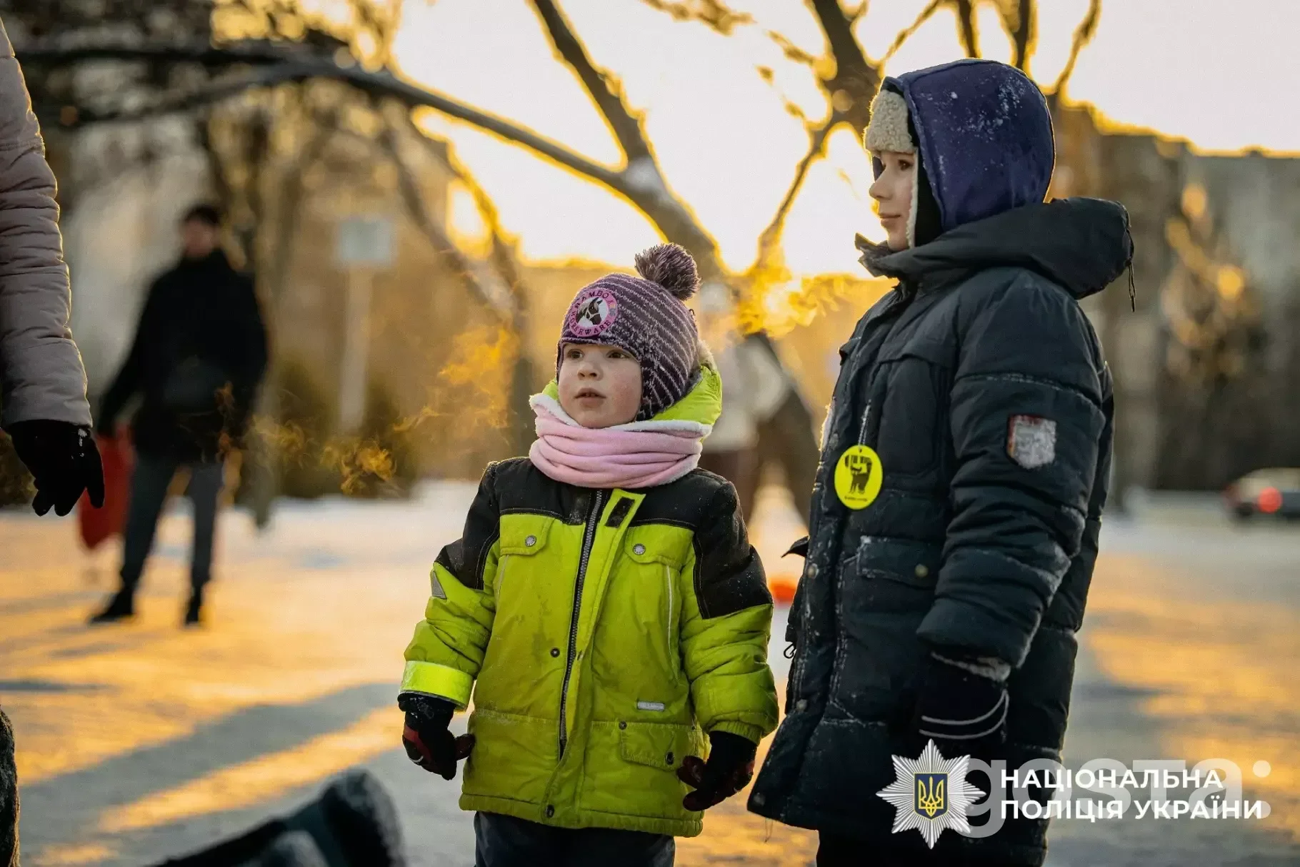 Ювенальні інспектори роздають дітям флікери для безпеки на дорогах під час зимових прогулянок у Києві.