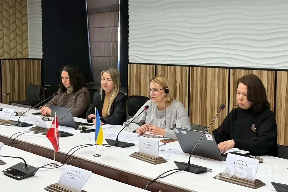 Засідання робочої групи України та Данії з питань водних ресурсів, учасники за столом з прапорцями.