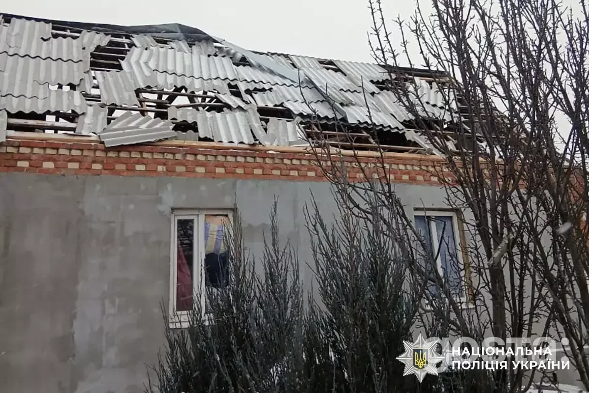 Пошкоджений будинок внаслідок обстрілів, зруйнований дах, видимі наслідки руйнувань інфраструктури в Україні.