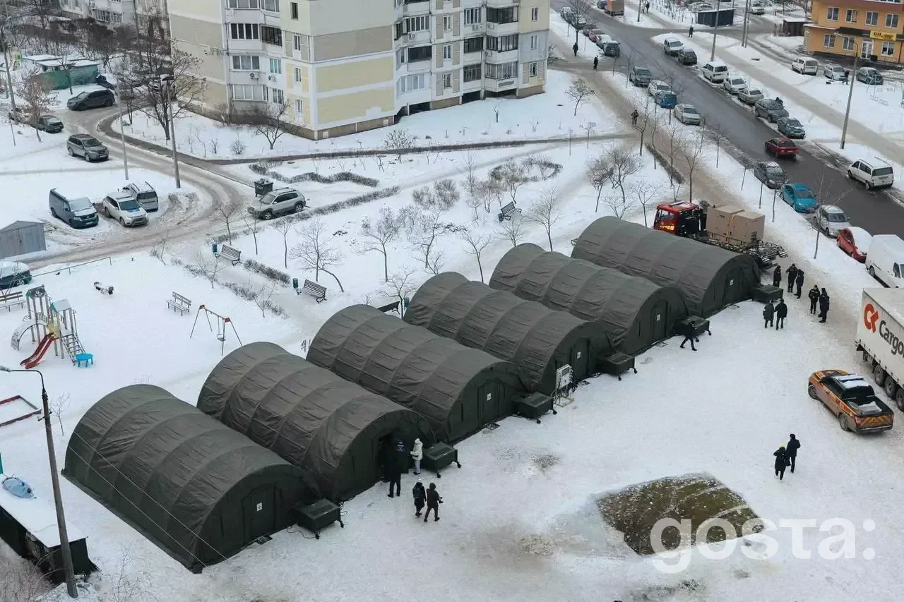 Комплекс наметів для обігріву взимку у дворі міста, забезпечений генераторами та зв’язком для мешканців.