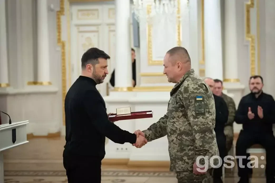 Президент Зеленський вручає нагороду українському військовому у церемонії вшанування героїв України.