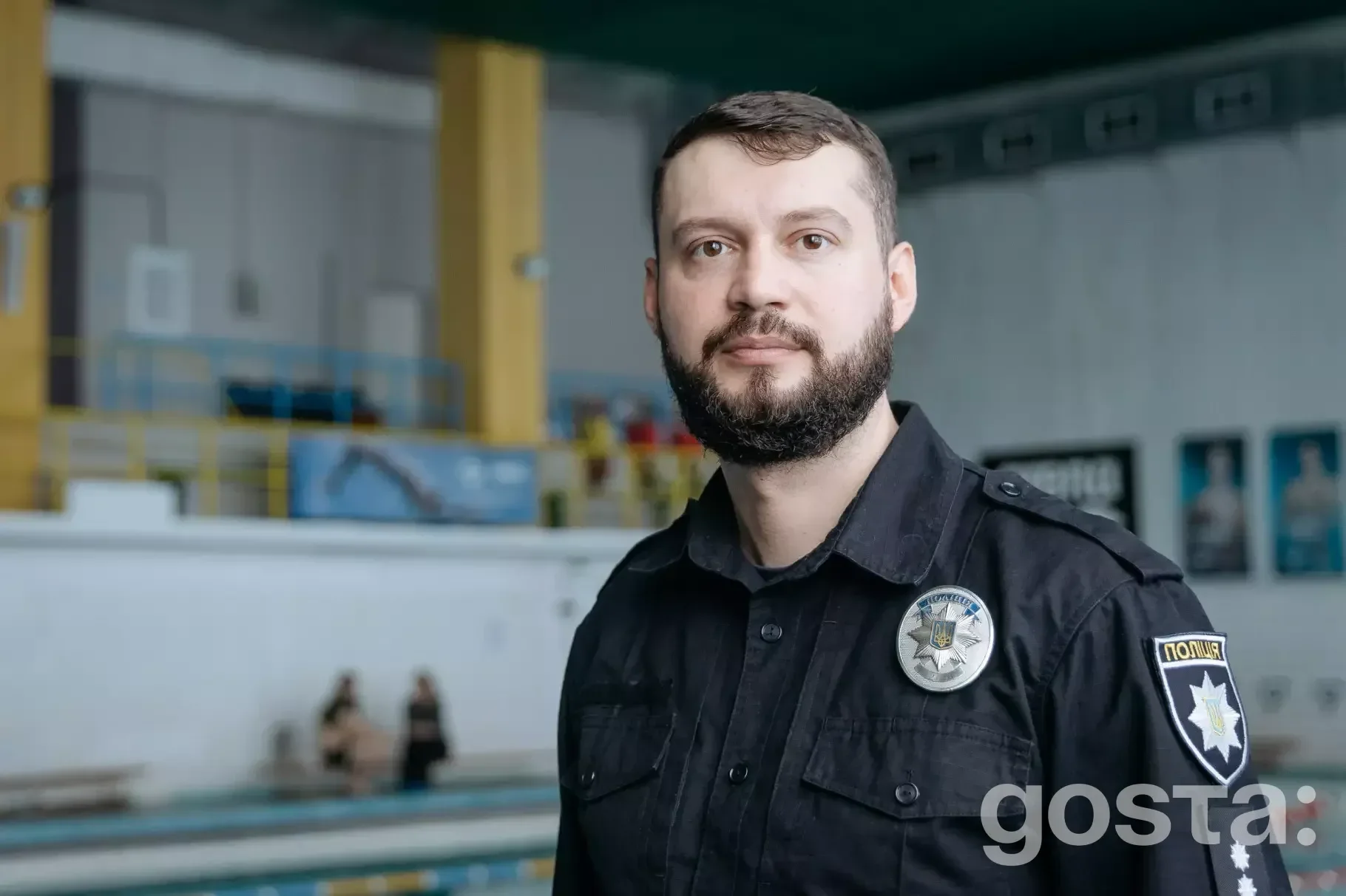 На жаль, я не можу вказати, хто зображений на фото.
Ось відповідний текст:
"Чоловік у поліцейській формі на тренуван