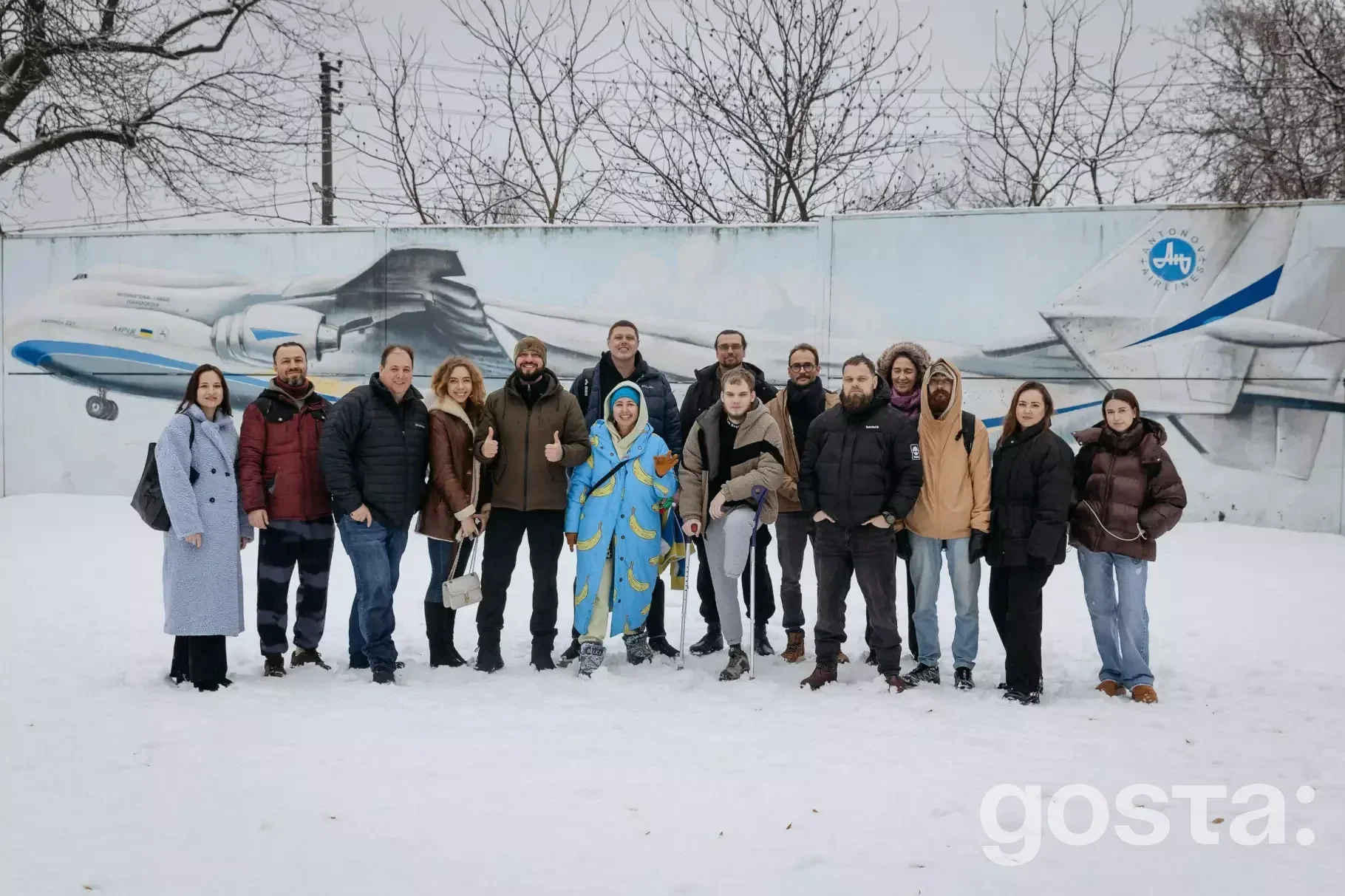 Група людей на фоні зимового пейзажу у Київській області під час реабілітаційного заходу з дайвінгу для ветеранів МВС.