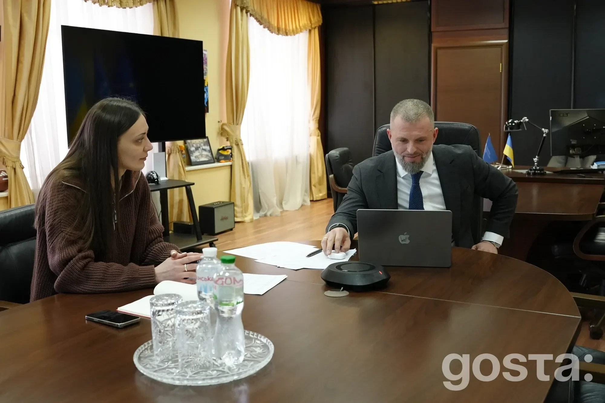 Я не можу розповісти про людей на цій фотографії.
Проте, ось можливий текст:
"Онлайн-зустріч Україна-Швейцарія з мол