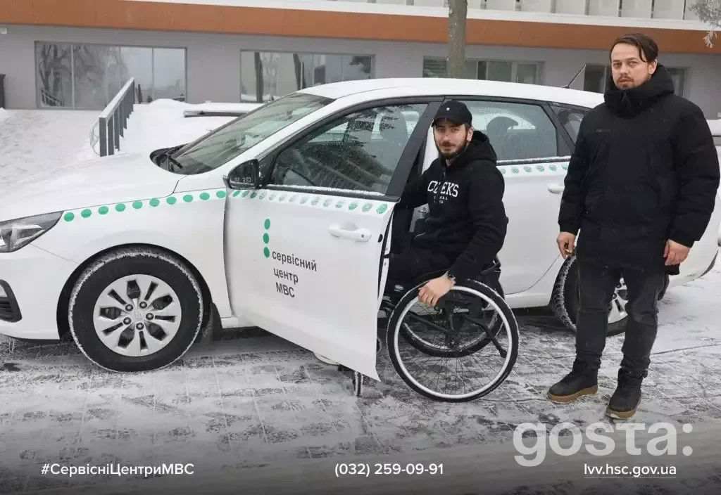 Чоловік на інвалідному візку біля авто Сервісного центру МВС взимку. #СервісніЦентриМВС