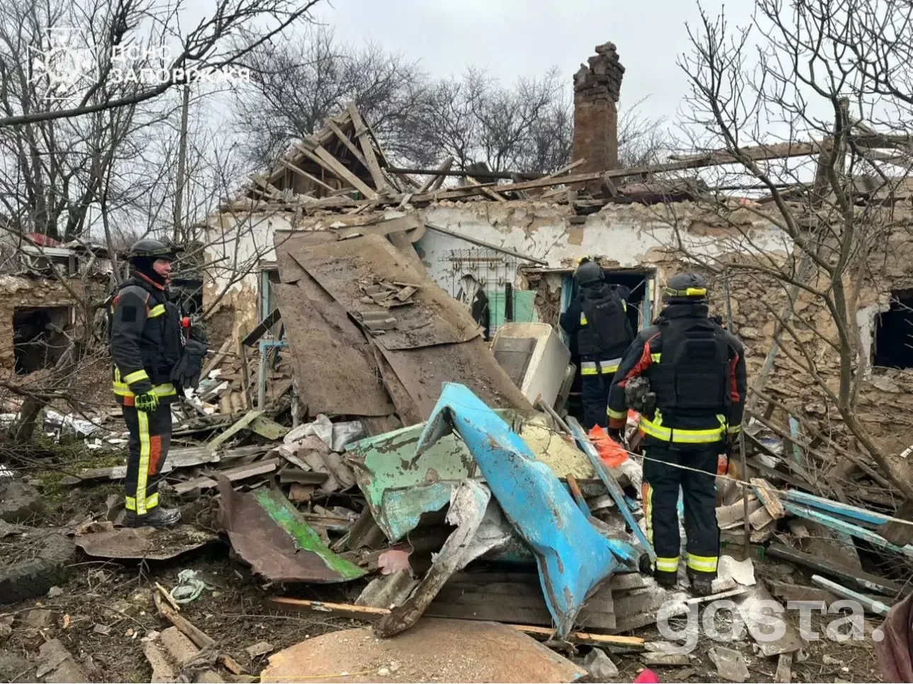 Руйнування будівлі після обстрілів; рятувальники оглядають наслідки атак у Запоріжжі, Україна.