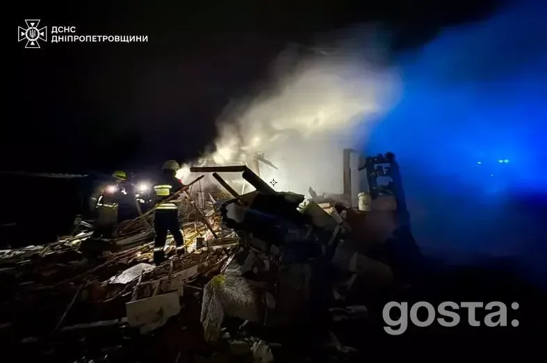 Рятувальники працюють на місці руйнувань після обстрілів у Дніпропетровській області, Україна, нічний час.