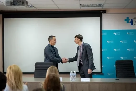 Міністр охорони здоров'я України представляє нового керівника Державного експертного центру МОЗ під час зустрічі.