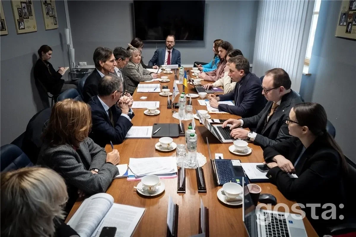 На зустрічі в Києві Міністр України і Віце-президент ЄБРР обговорюють спільні економічні проекти за довгим столом.