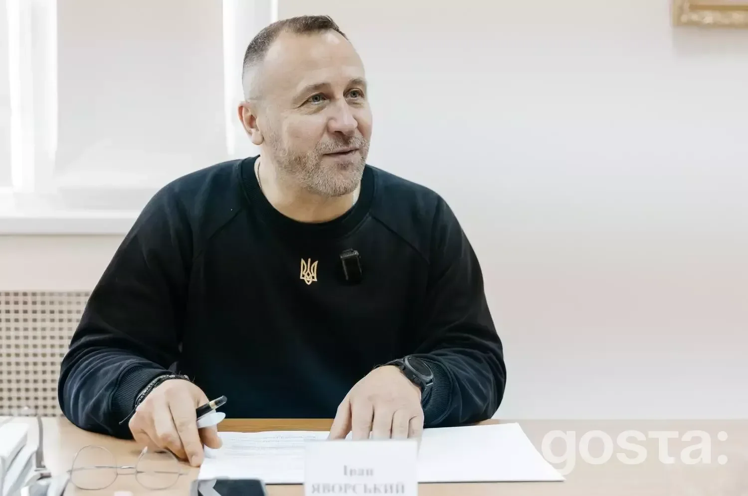 Не знаю, хто це.
Людина на зустрічі в медичному центрі МВС України, обговорення реабілітації з використанням смартпри