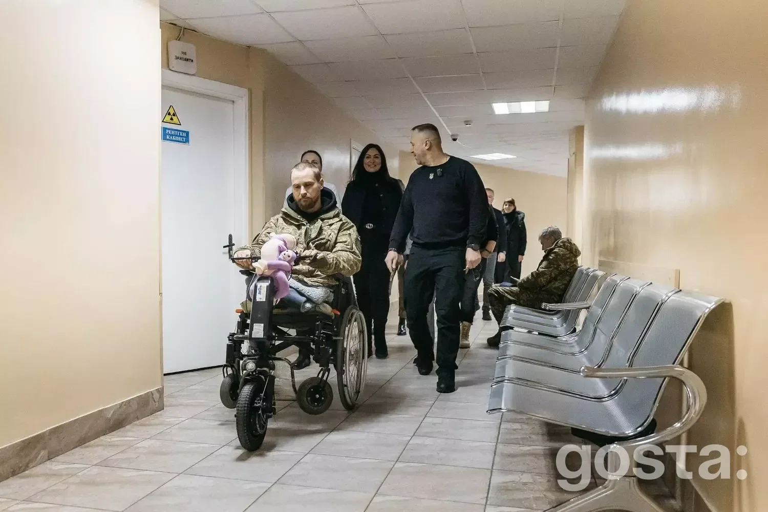 Ветерани МВС на електроколісних кріслах під час реабілітації в медичному центрі, крок до свободи руху та незалежності.