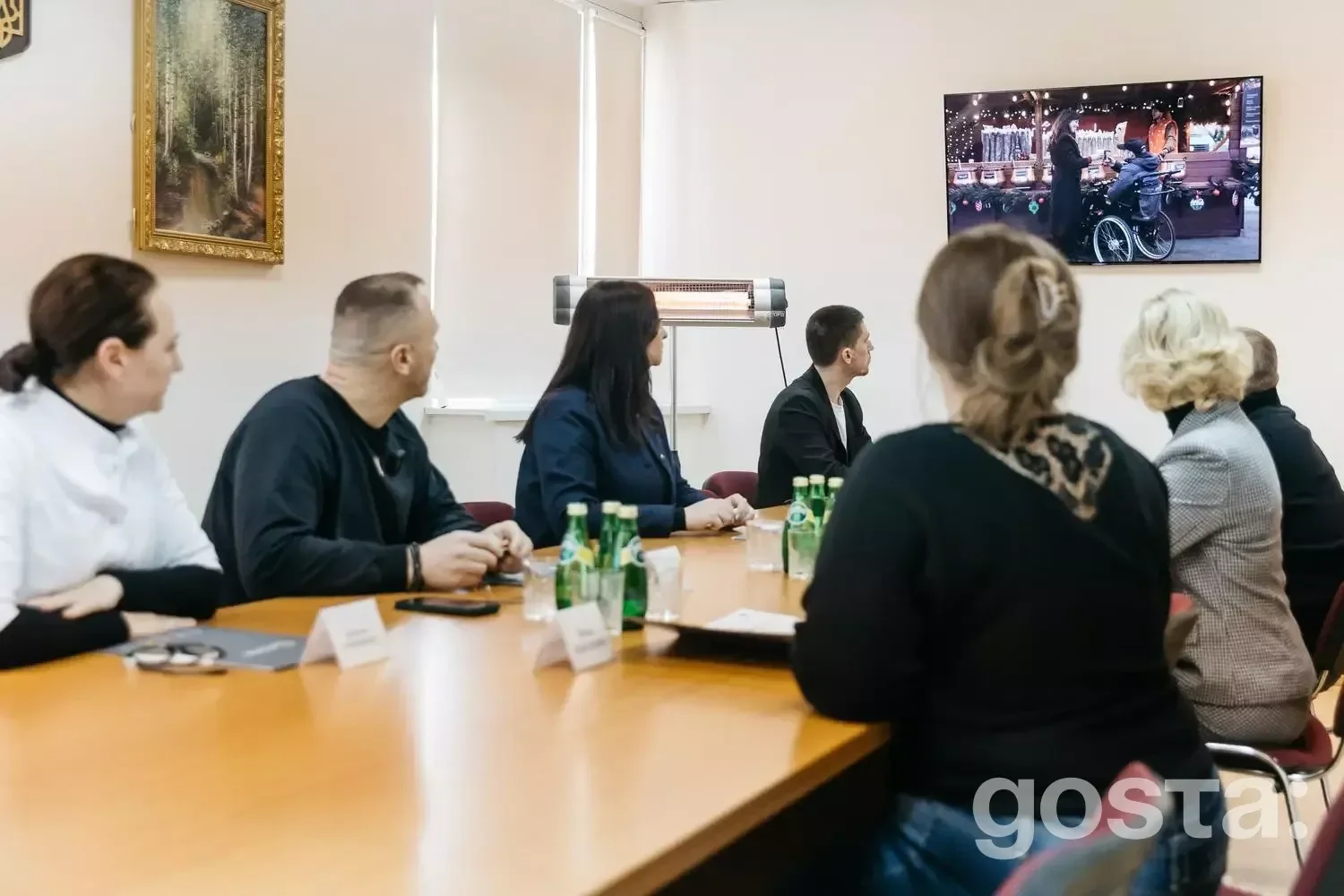 Перегляд відео про реабілітацію ветеранів у медичному центрі МВС України за допомогою смартпристроїв.