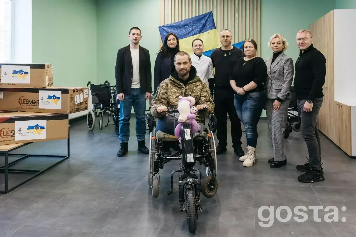 Групове фото на презентації електроколіс для реабілітації ветеранів у госпіталі МВС України.
