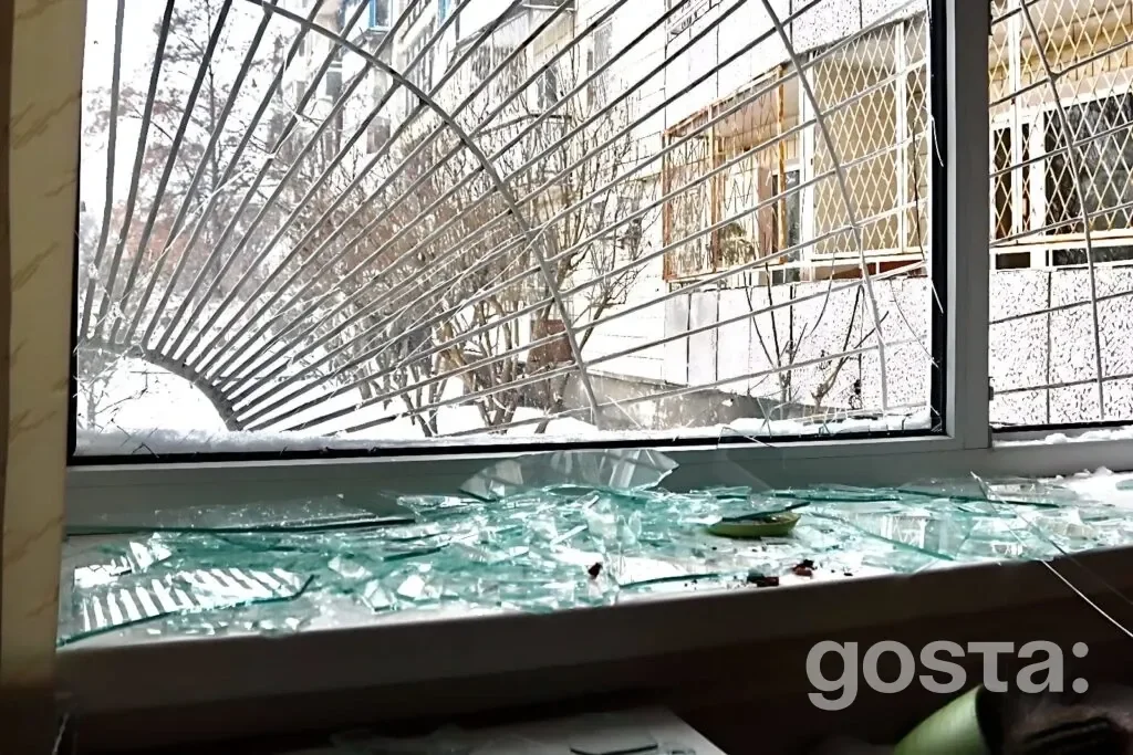 Вікно з розбитим склом у бібліотеці для дітей в Києві після атаки дронами, викликаної діями російських військ.