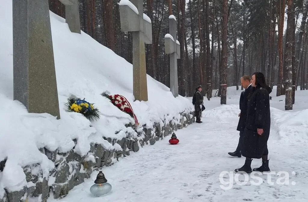 Національний заповідник «Биківнянські могили» вшанування жертв радянських репресій, Польща Україна.