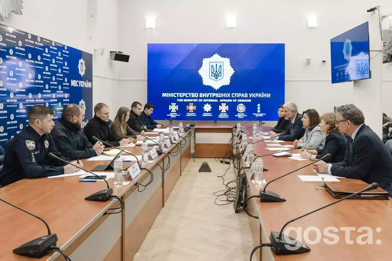 Делегація МВС України обговорює ідентифікацію зниклих безвісти з представниками Міжнародної комісії.