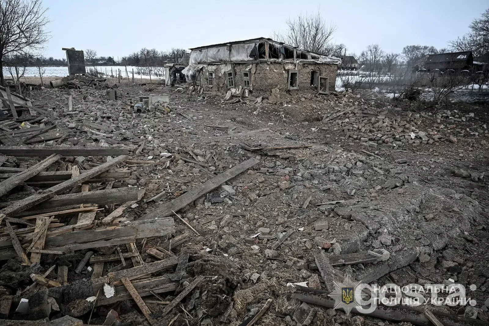 Зруйнований будинок після обстрілу, оточений уламками, свідчить про масштабні руйнування в Україні.